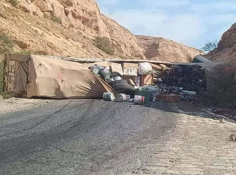 انقلاب قاطرة نقل ضخمة في عقبة وادي العين بحضرموت يُعطل الحركة المرورية بالكامل